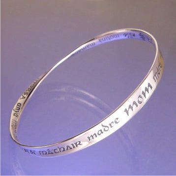 Mom in 32 Languages Bracelet - The Weitzman Museum Store - 7 - 847384002181